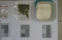 Trzy opakowania zawierające zabezpieczone substancje odurzające: 1. niewielka, przezroczysta torebka foliowa zamykana strunowo, z zawartością zbrylonego białego proszku, 2. kwadratowa torebka foliowa z zawartością suszu roślinnego koloru zielonego 3. kwadratowy pojemnik plastikowy, wypełniony do połowy substancją w postaci białego proszku