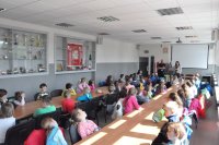 Uczniowie z grupy przedszkolnej przy Szkole Podstawowej nr 2 wysłuchali pogadanki profilaktyków z KPP w Bielsku Podlaskim na temat bezpieczeństwa w okresie wakacji