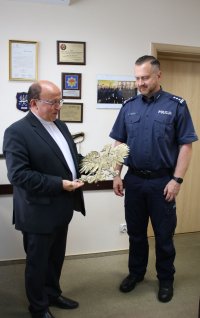 Komendant Powiatowy Policji w Bielsku Podlaskim inspektor Maciej Wesołowski przekazał odzyskany przez policjantów wizerunek orła, proboszczowi parafii.