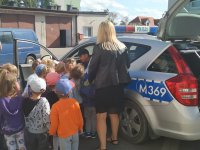 Dzieci oglądaja radiowóz.