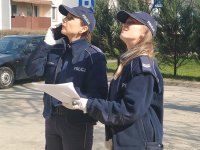 Policjanci realizuja zadania słuzbowe