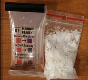 Narkotester i torebka z białym proszkiem