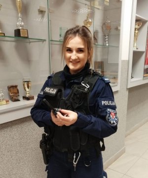 Policjantka w mundurze stoi