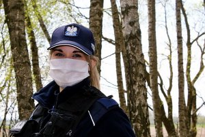 Policjantka w mundurze w maseczce ochronnej na twarzy